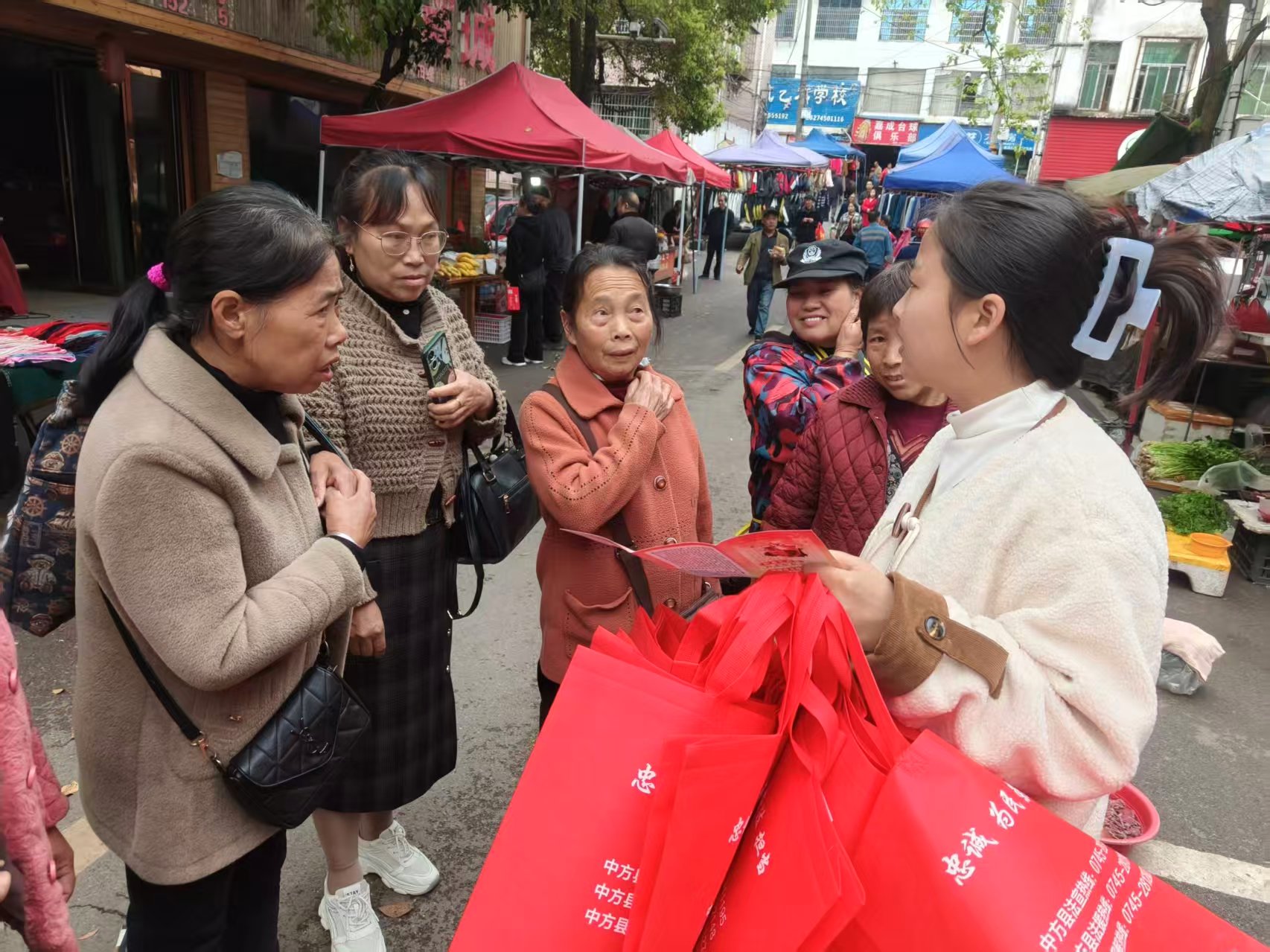 中方县铜湾镇开展常态化扫黑除恶宣传活动