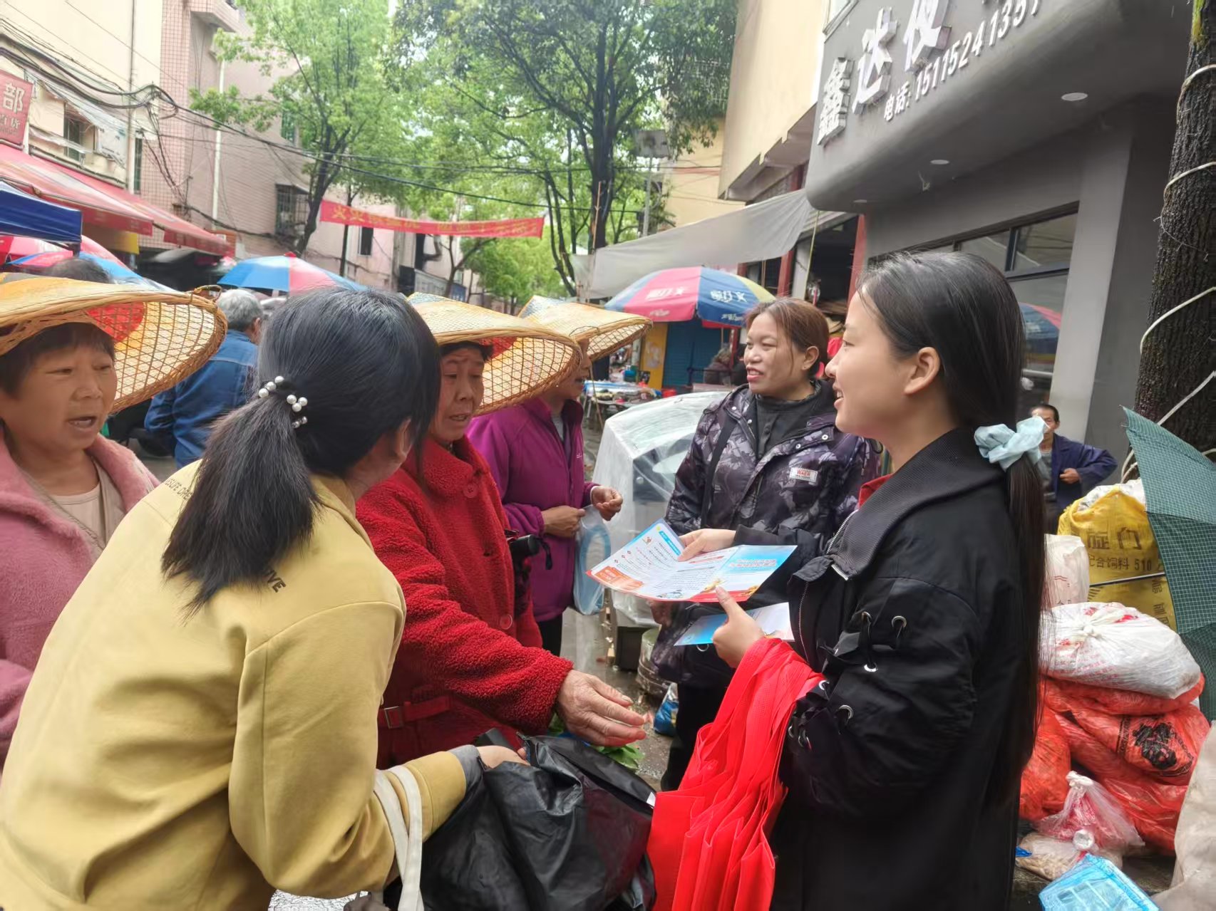 中方县铜湾镇：赶集日里普法忙 扫黑除恶入民心