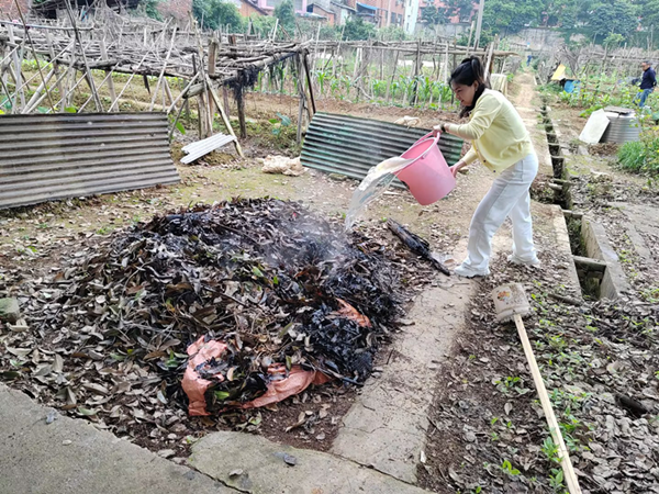 助力大氣污染防治 建設(shè)路街道及時(shí)制止露天焚燒