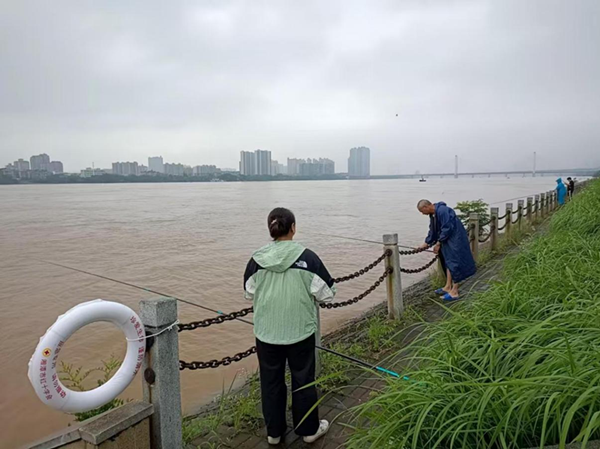 筑牢防汛“安全堤” 建設(shè)路街道及時(shí)勸離江邊垂釣者