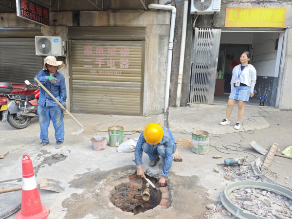 建設(shè)路社區(qū)：井蓋松動存隱患 聯(lián)動處置解民憂