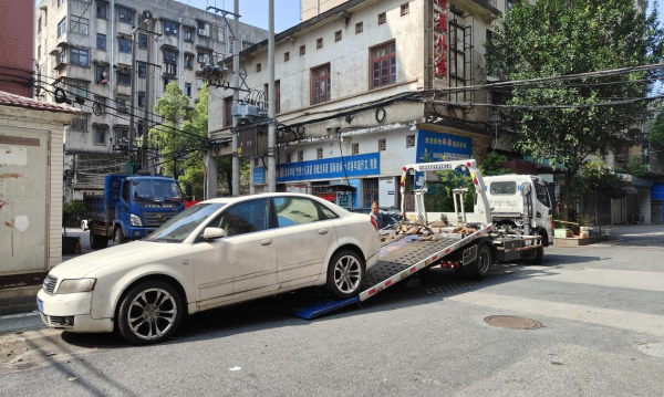 為民服務有溫度 霞光社區(qū)集中整治“僵尸車”