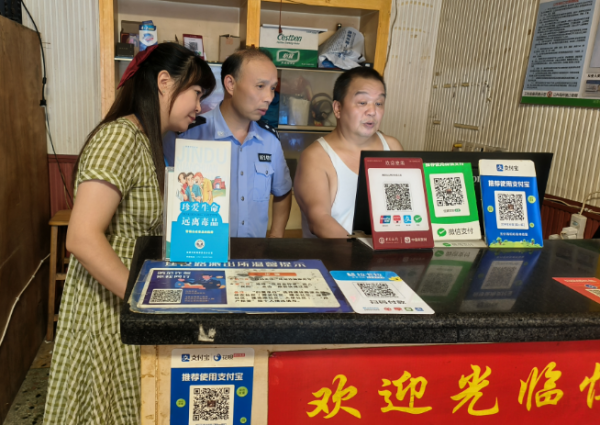 湖湘社區(qū)聯(lián)合建設(shè)路派出所開展旅館業(yè)安全檢查