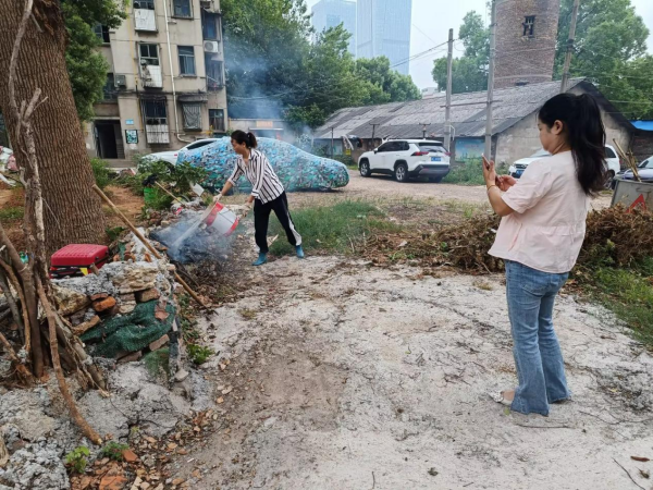 建設(shè)路社區(qū)：禁止露天焚燒 共同守護(hù)藍(lán)天