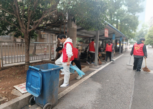 建設路社區(qū)開展人居環(huán)境整治行動