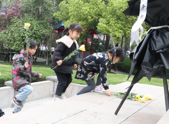 武陵区高山街幼儿园开展清明祭英烈活动