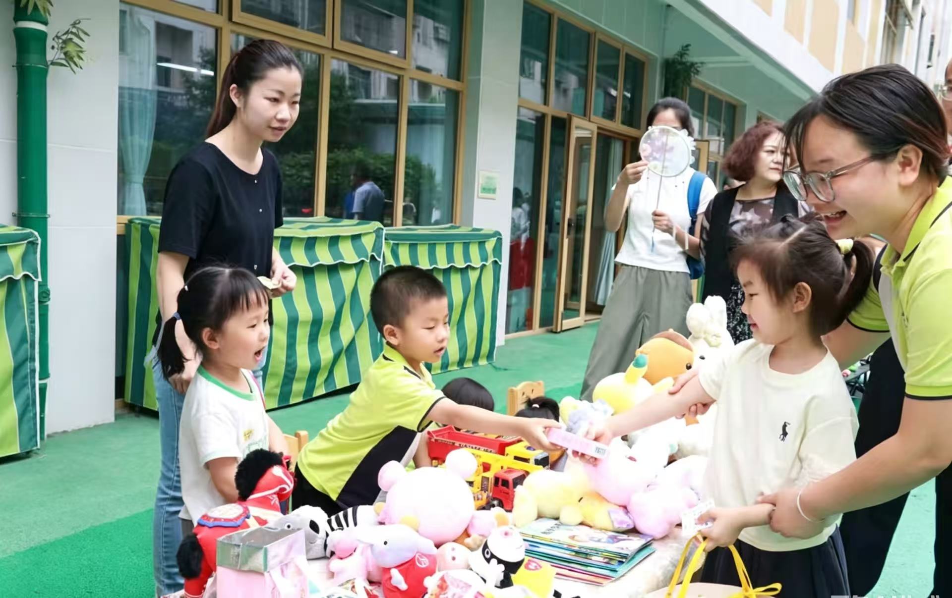 武陵区高山街幼儿园开展庆“六一”跳蚤市场活动