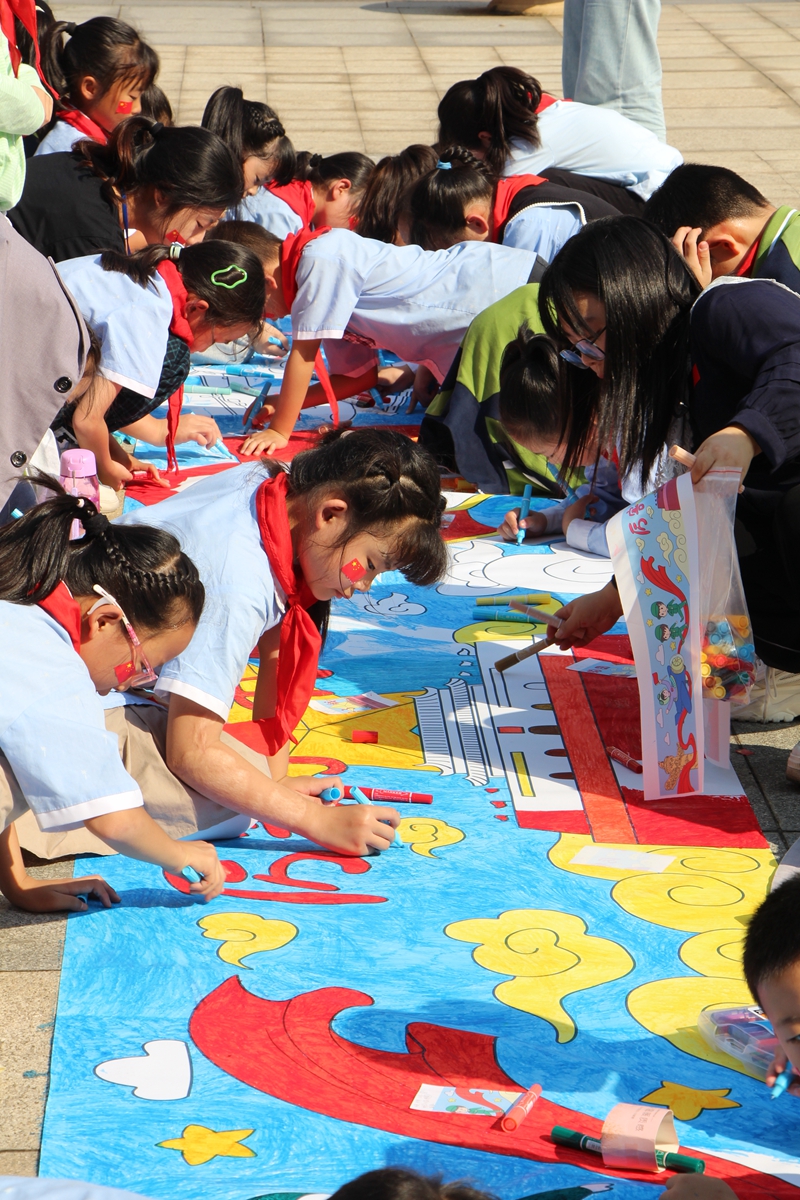 鼎城区江南小学：百米长卷绘山河 童心逐梦颂祖国