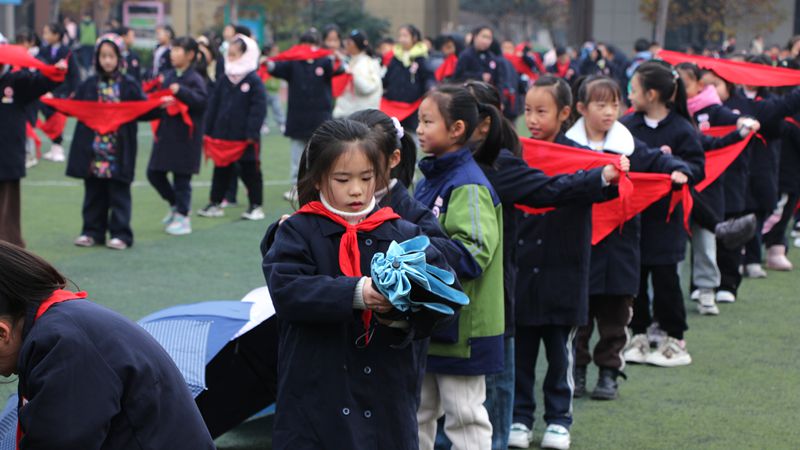 鼎城区江南小学：生活技能大挑战 “巾”彩“伞”艺绽放校园