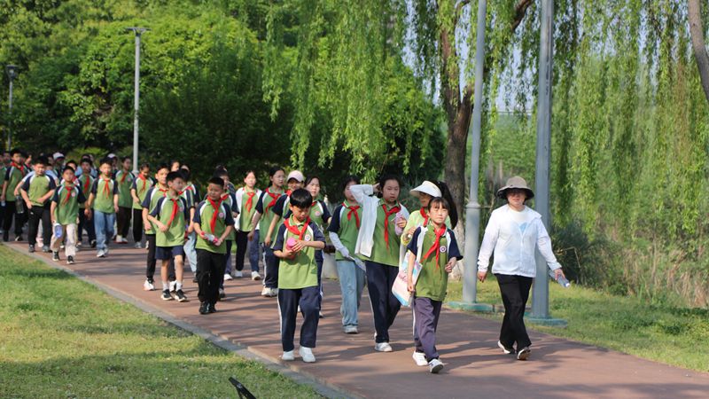 鼎城区江南小学：踏青沅江畔 共赏好春光