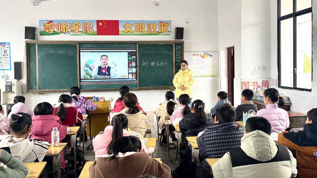 鼎城区谢家铺中学：开学第一课 种下创新“金种子”