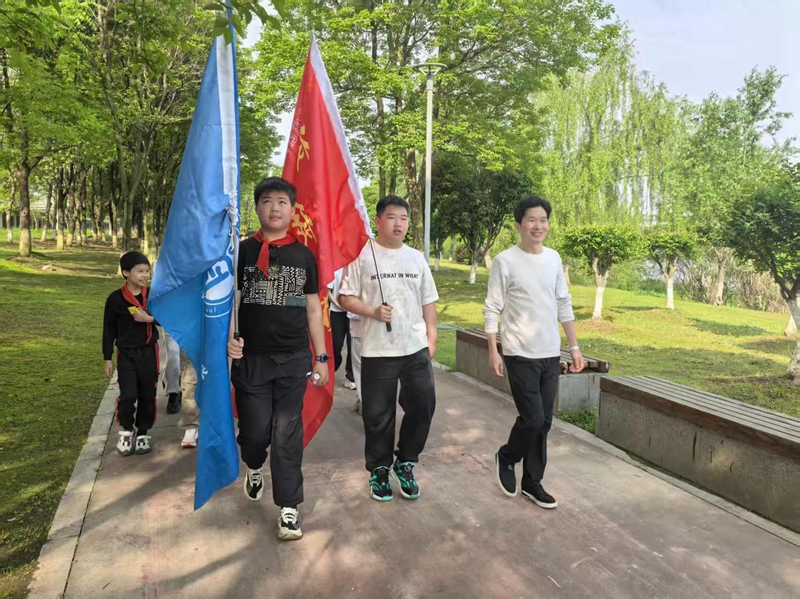 鼎城区江南小学：校长喊你来运动 清明徒步踏春行