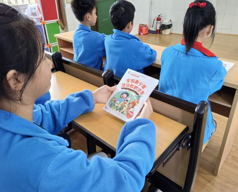 武陵区滨湖小学开展《全国青少年法治教育读本》解读活动