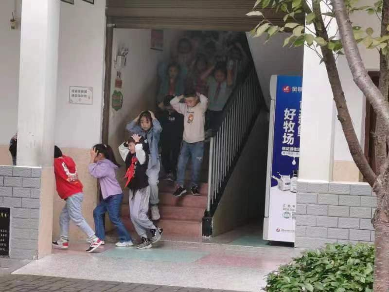 武陵区滨湖小学开展防震疏散演练