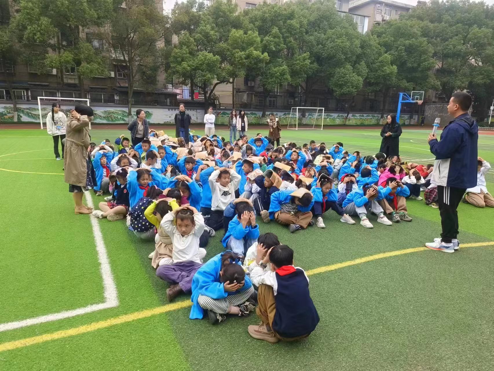 滨湖小学开展防震模拟演练活动