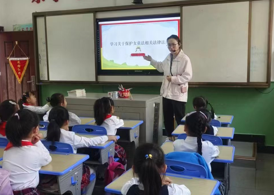 滨湖小学开展“保护女童”法律法规学习活动