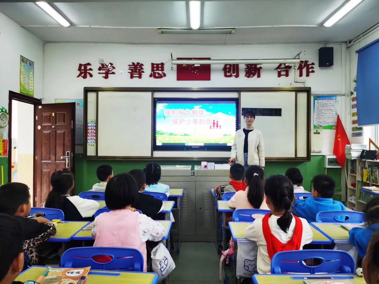 滨湖小学组织师生学习《未成年人强制报告制度》