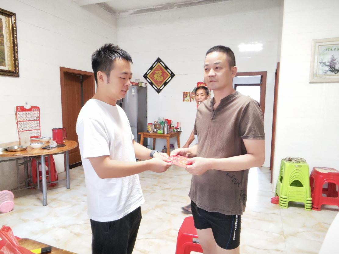 舜峰镇：情系特殊青少年走访送温暖 