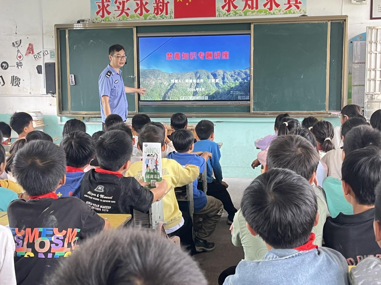 舜峰镇：禁毒宣讲进课堂 筑牢青春“防毒墙”