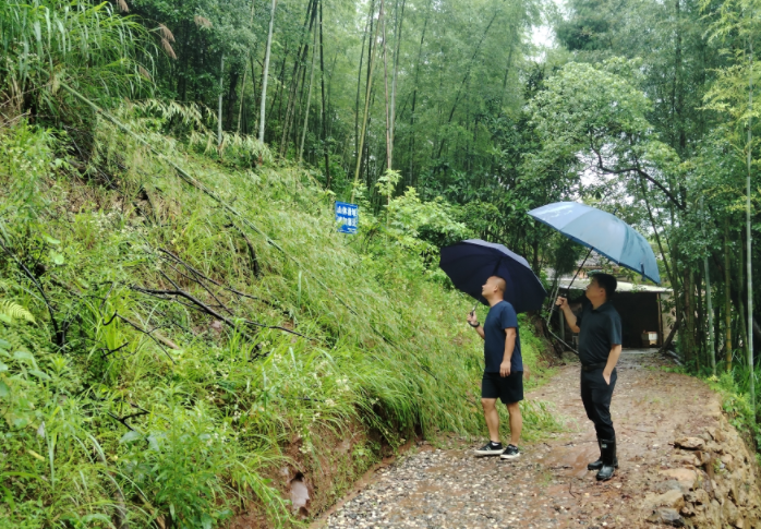 舜峰镇：雨夜攻坚守平安 雨后巡查筑防线