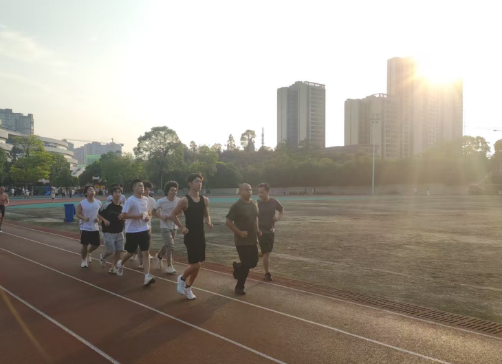 舜峰镇：“老兵教官团”挂帅！专业带训应征青年