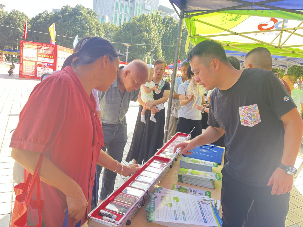 舜峰镇：把禁毒宣教搬进展销现场