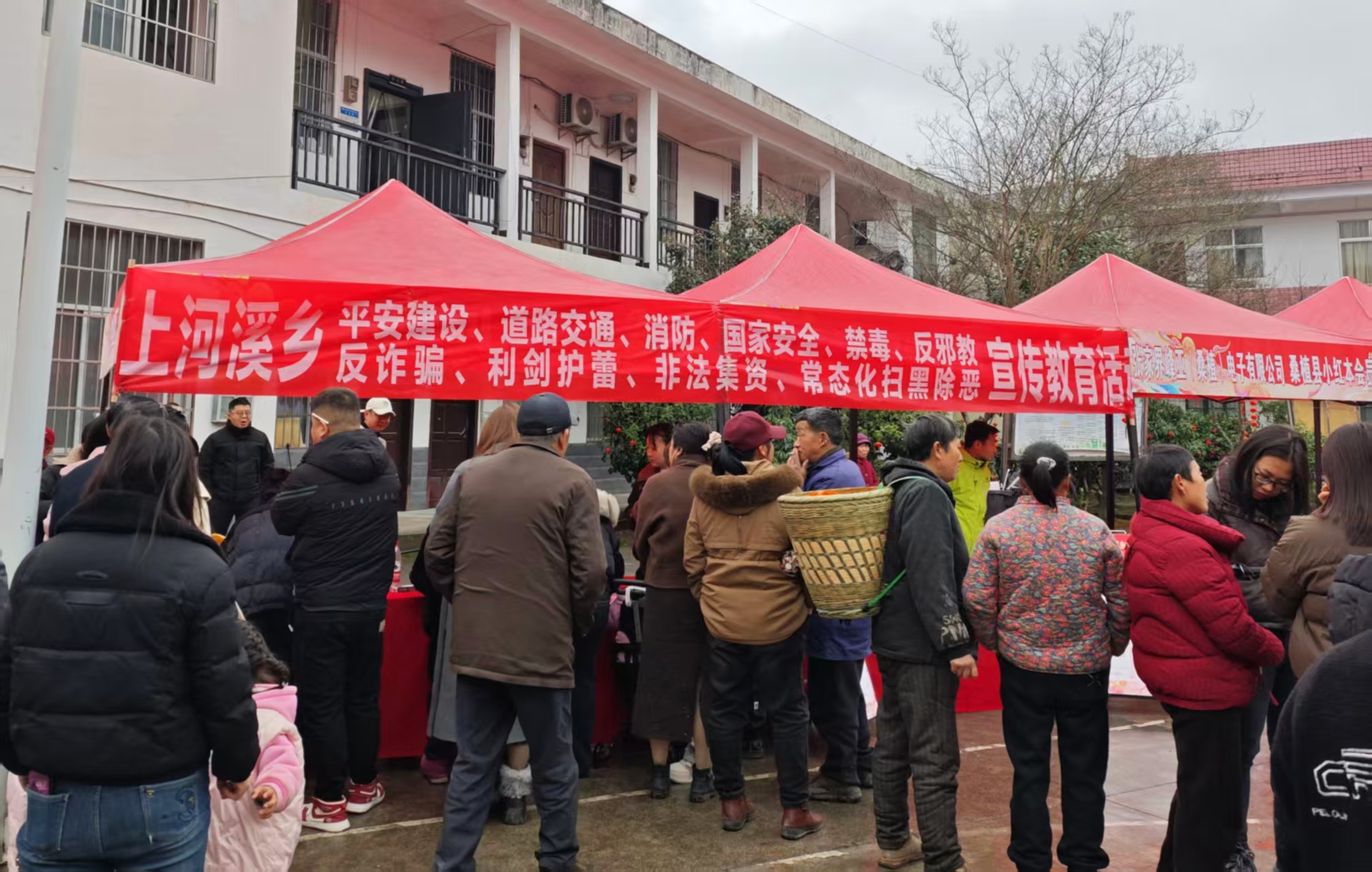 上河溪乡开展“春风行动”招聘会 平安建设同步宣传