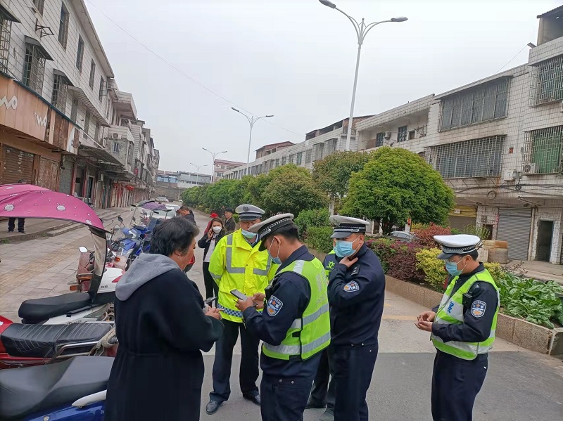 集中整治交通“顽疾”：柏林镇开展摩托车、电动自行车“戴帽工程”专项行动