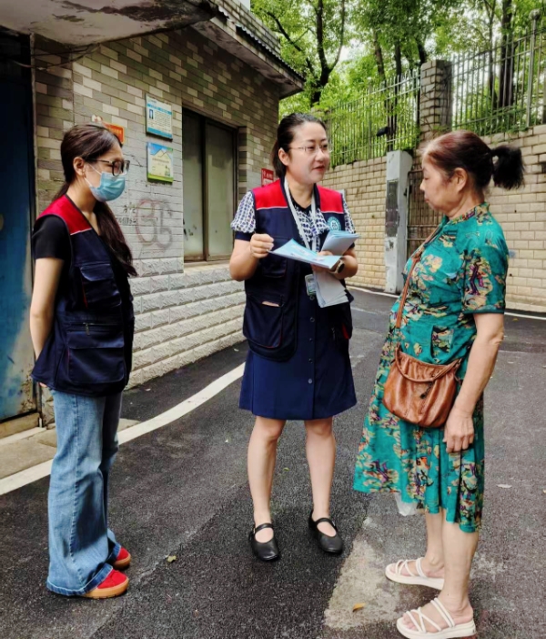 岳塘街道社區(qū)衛(wèi)生服務(wù)中心家醫(yī)團(tuán)隊進(jìn)社區(qū) 亮身份暖民心
