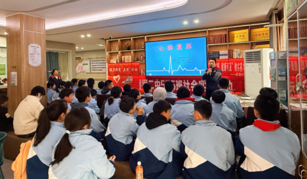 岳塘街道社區(qū)衛(wèi)生服務(wù)中心開展兒童應(yīng)急救護(hù)培訓(xùn)