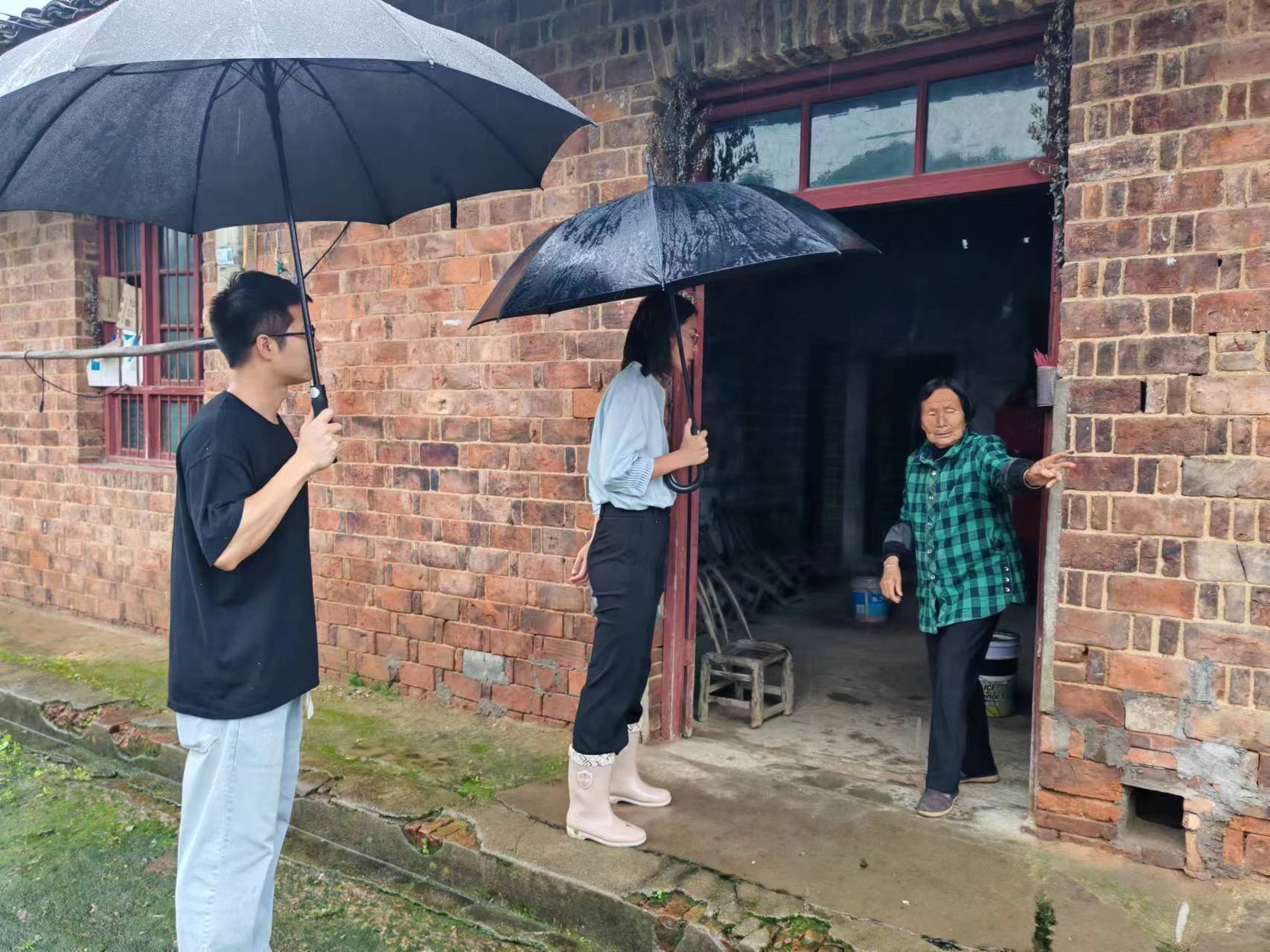 闻“汛”而动 生命至上 石板滩镇有序转移地质灾害风险点人员