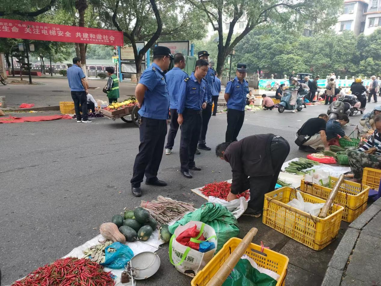 部门联动整治文昌路市容卫生和交通秩序