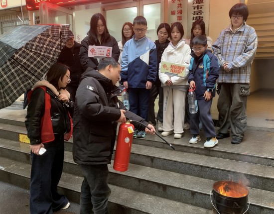 江濱社區(qū)開展未成年人消防演練活動