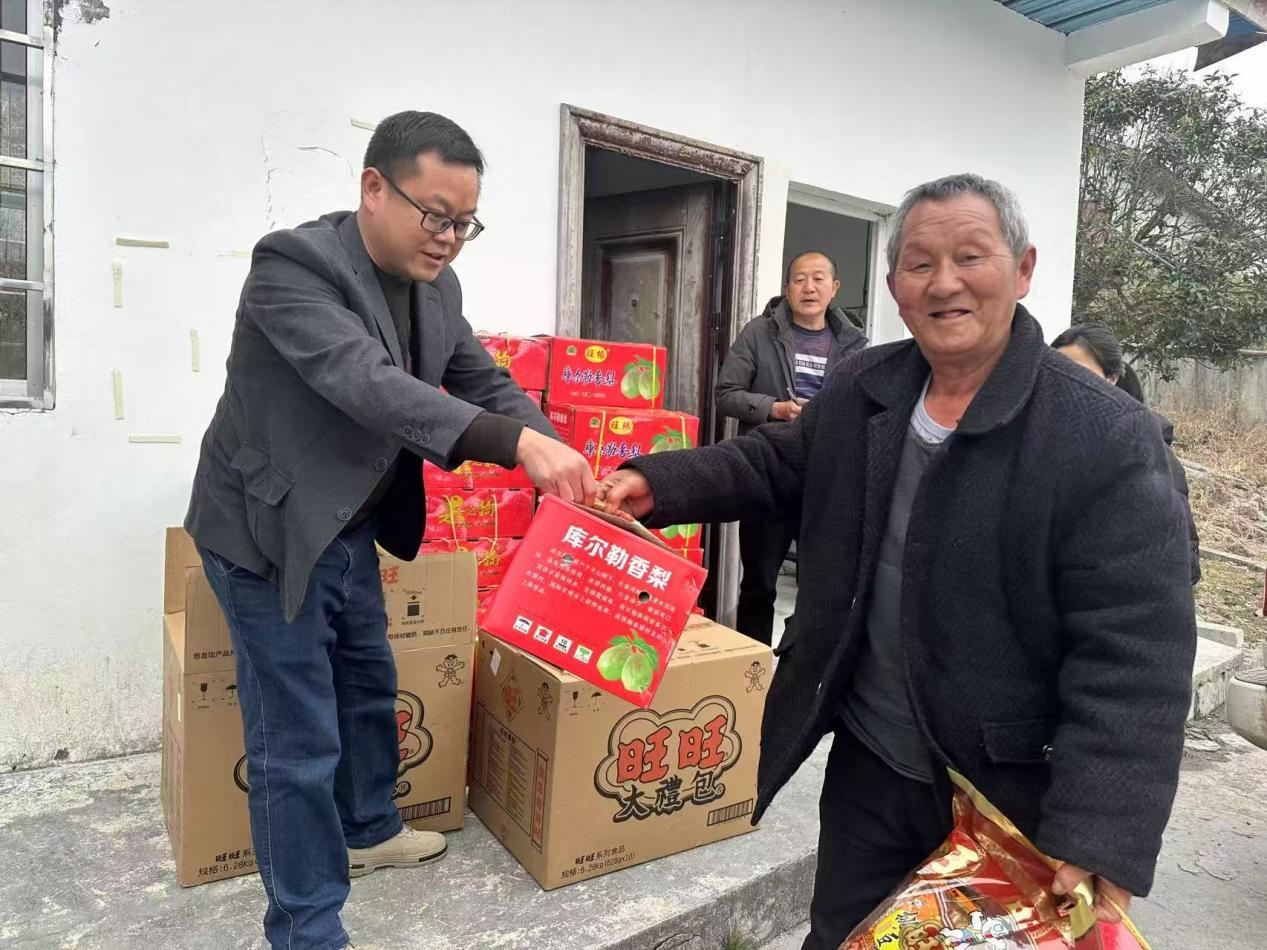 高峰镇开展“岁末送关怀 慰问暖人心”慰问活动