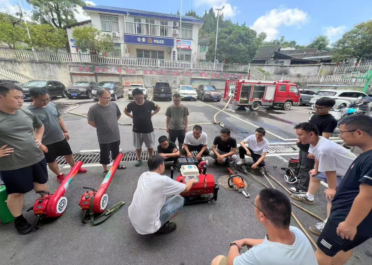 高峰镇：开展消防应急拉练暨交通联合执法筑牢安全防线