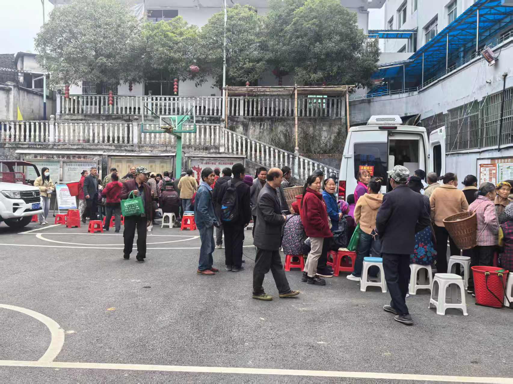 高峰镇：赶集日里送“健康礼” “义诊+医保”服务惠民生