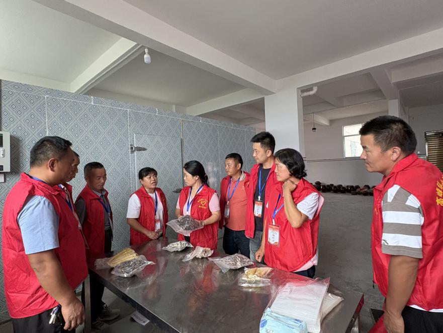 高峰镇：一坛酸菜 致富万家