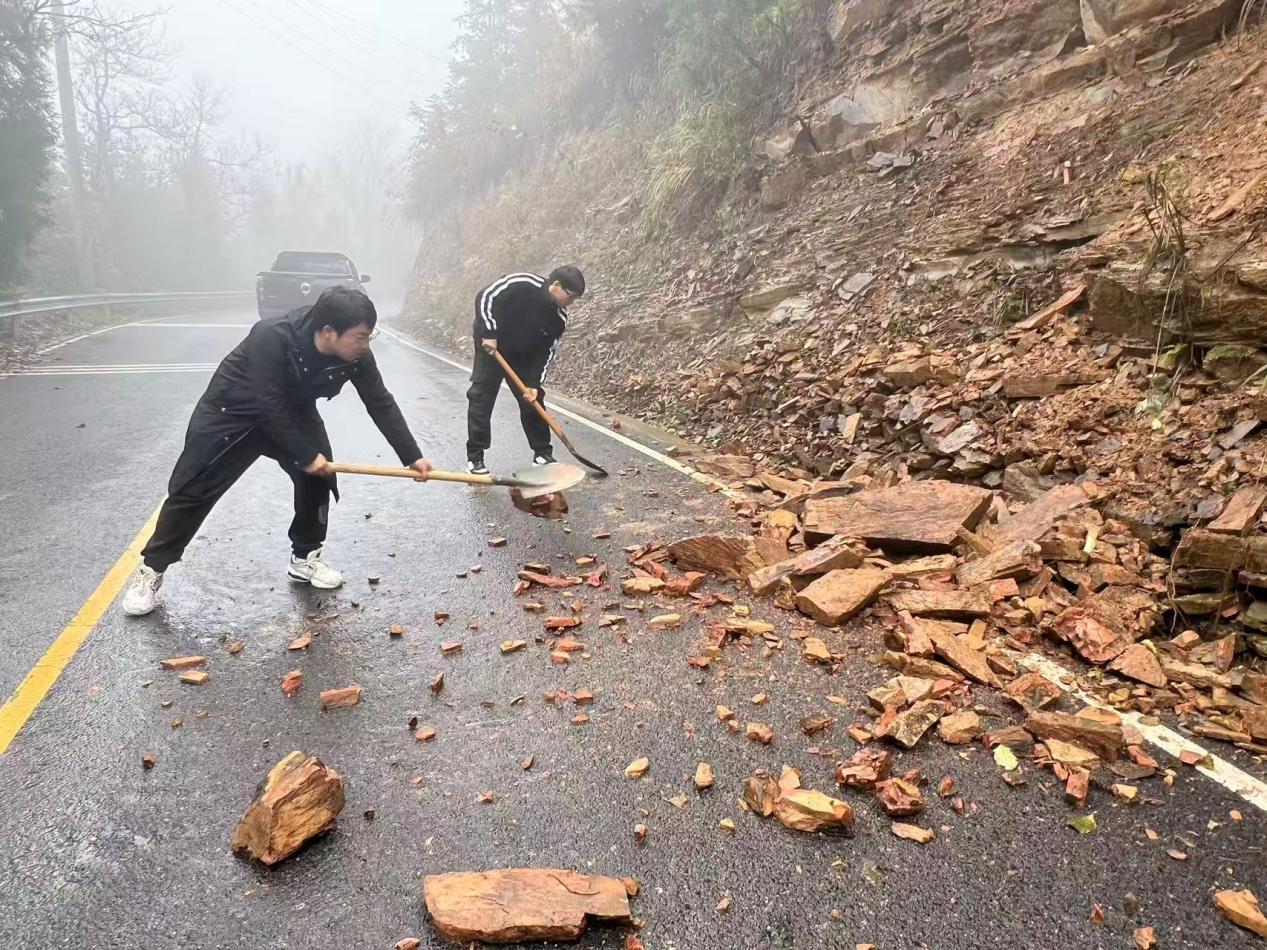 高峰镇：积极出动全面排查道路隐患 筑牢道路交通安全屏障