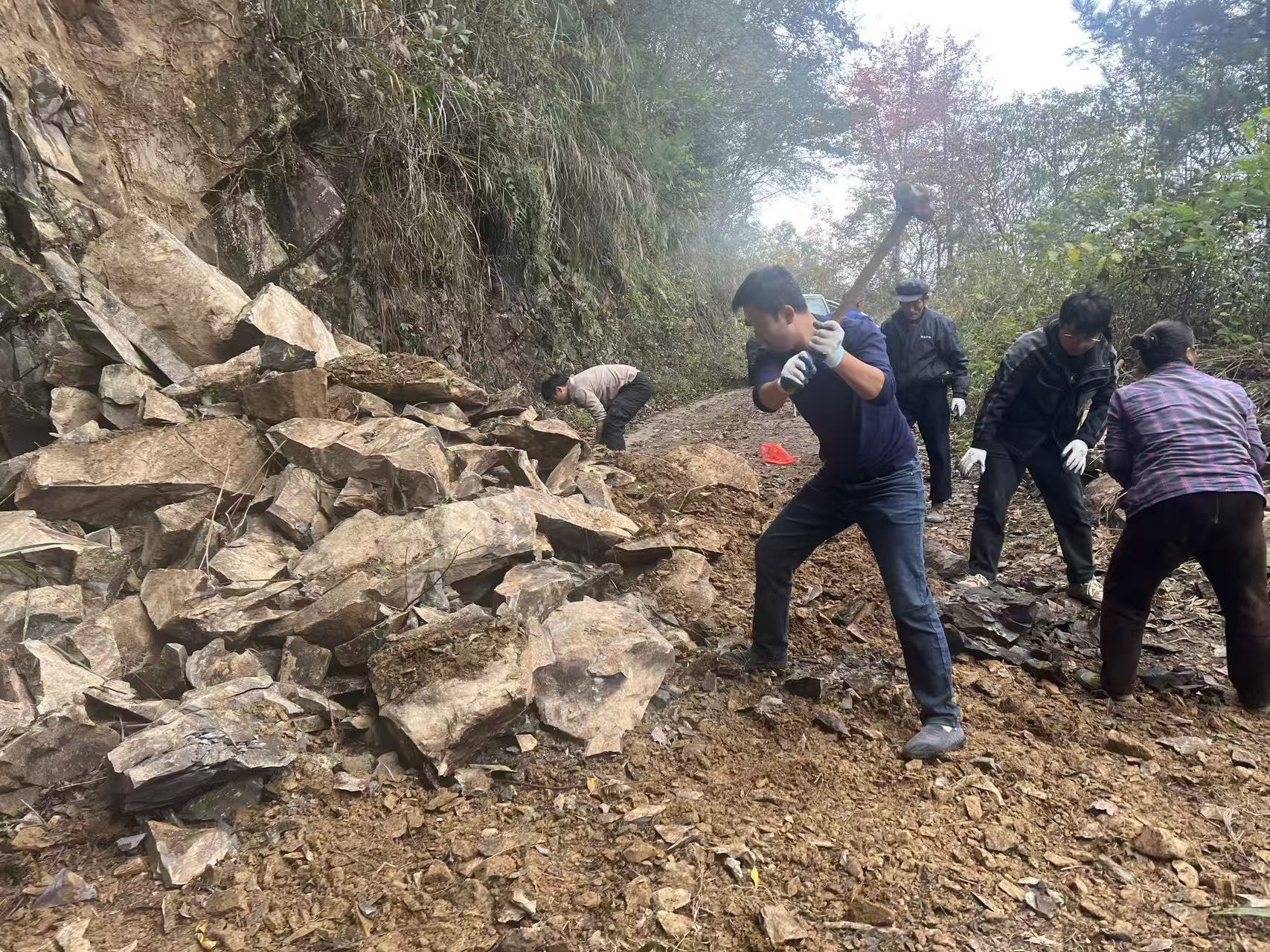 高峰镇：雨歇人不歇 巡防保畅通