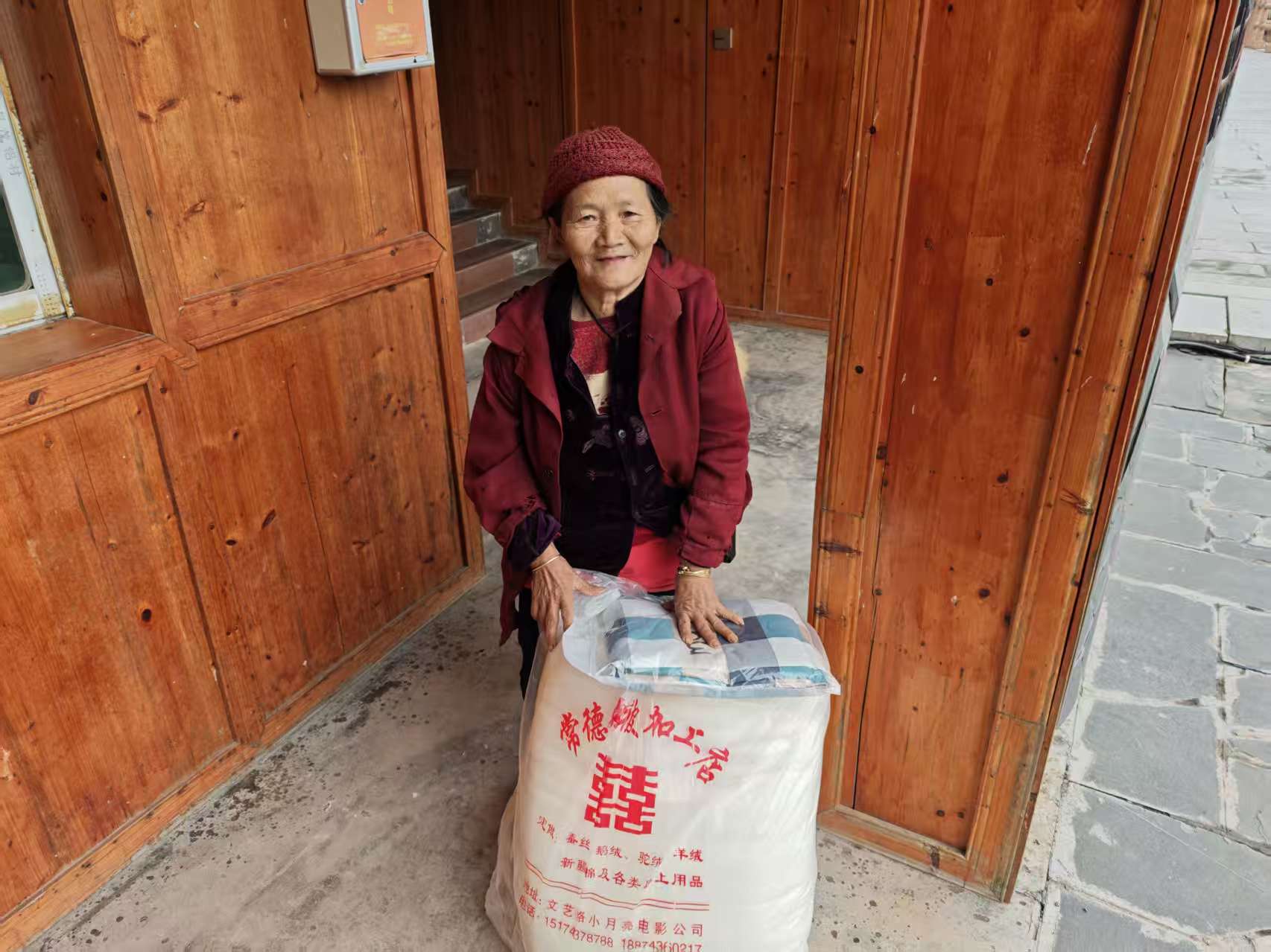 高峰镇：寒冬送暖，情满心间