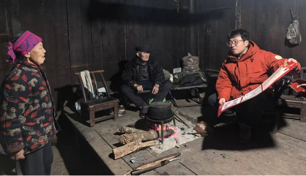 高峰镇：节前“敲门行动”送安全宣传日历贴出平安年