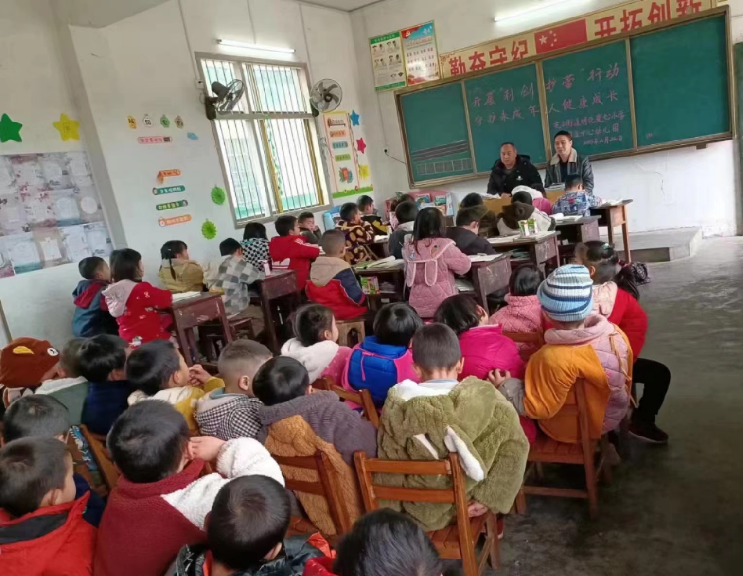 花古街道城南村：“利剑护蕾”进校园，讲好“法治第一课”