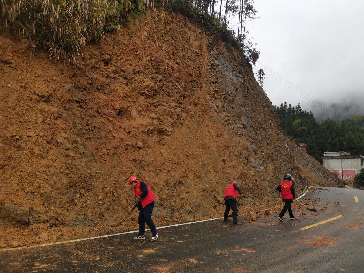古楼乡仙人村：清除路面落石 消除安全隐患