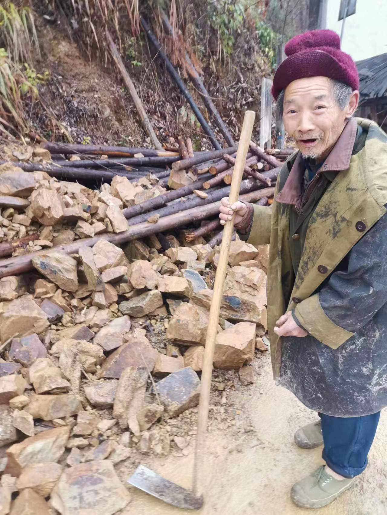 感动！七旬听障老人清晨冒雨清理塌方道路