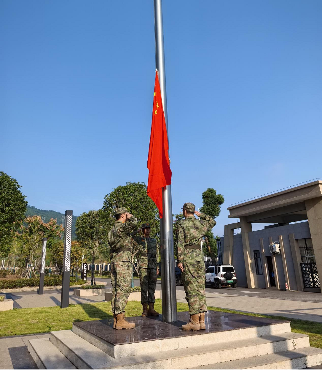 蓝山县发展和改革局（国防动员办公室）举行国庆升国旗仪式