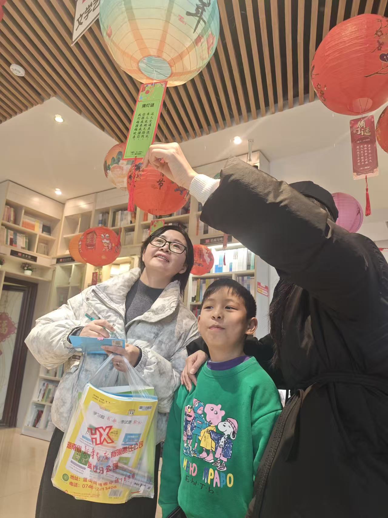 蓝山：书香护苗闹元宵 趣味灯谜润童心