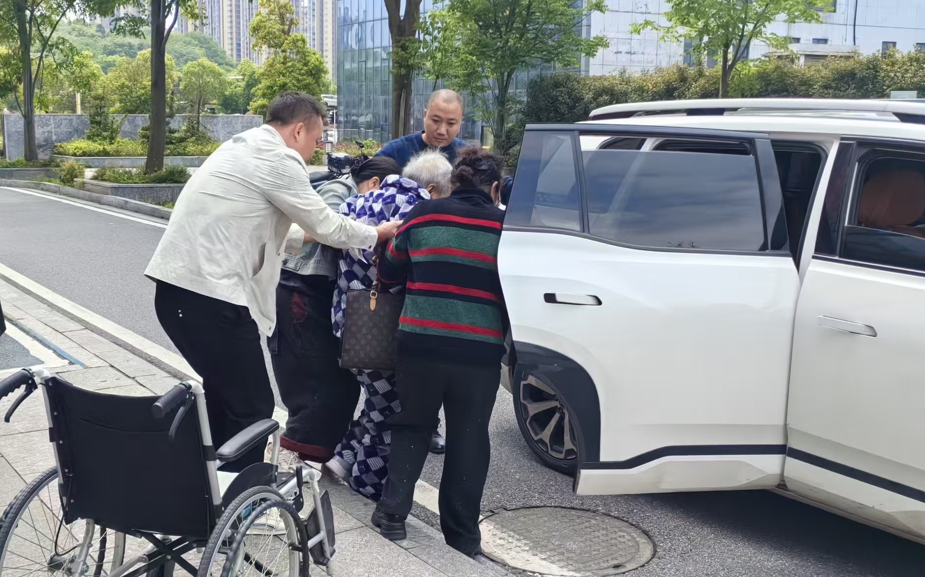 石鼓区：政务服务暖人心 贴心护送见真情