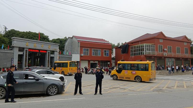 长乐镇开展校园周边“戴帽工程”专项整治行动