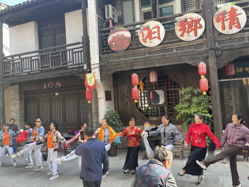 长乐镇： “银发”乐团惠民演出 奏响民乐庆重阳