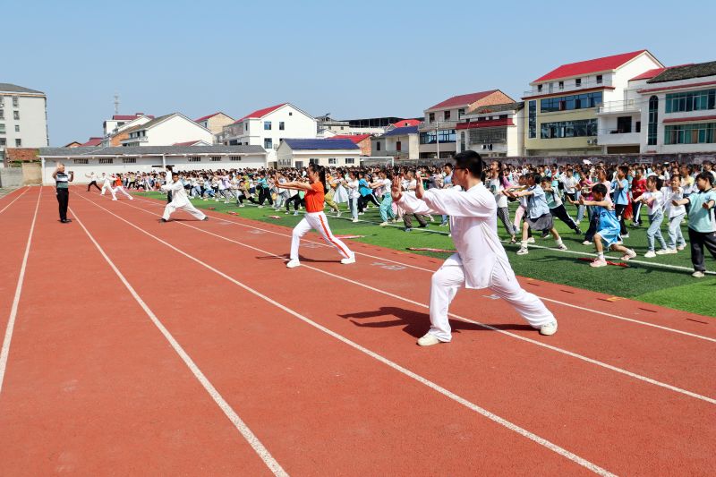 超燃！长乐镇小学生大课间集体练武术